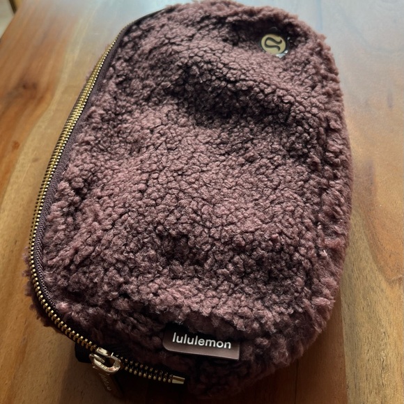 Lululemon Everywhere Belt Bag 1L in Chocolate Fleece NWT - Picture 5 of 7